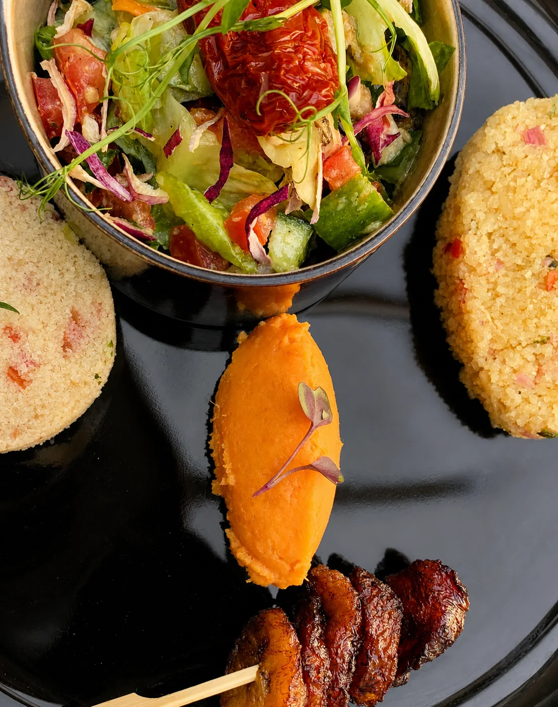 Assiette végétarienne : couscous, salade, plantains et purée de patate douce